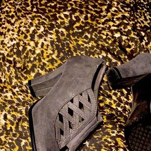 Great size 7 heel soft suade
